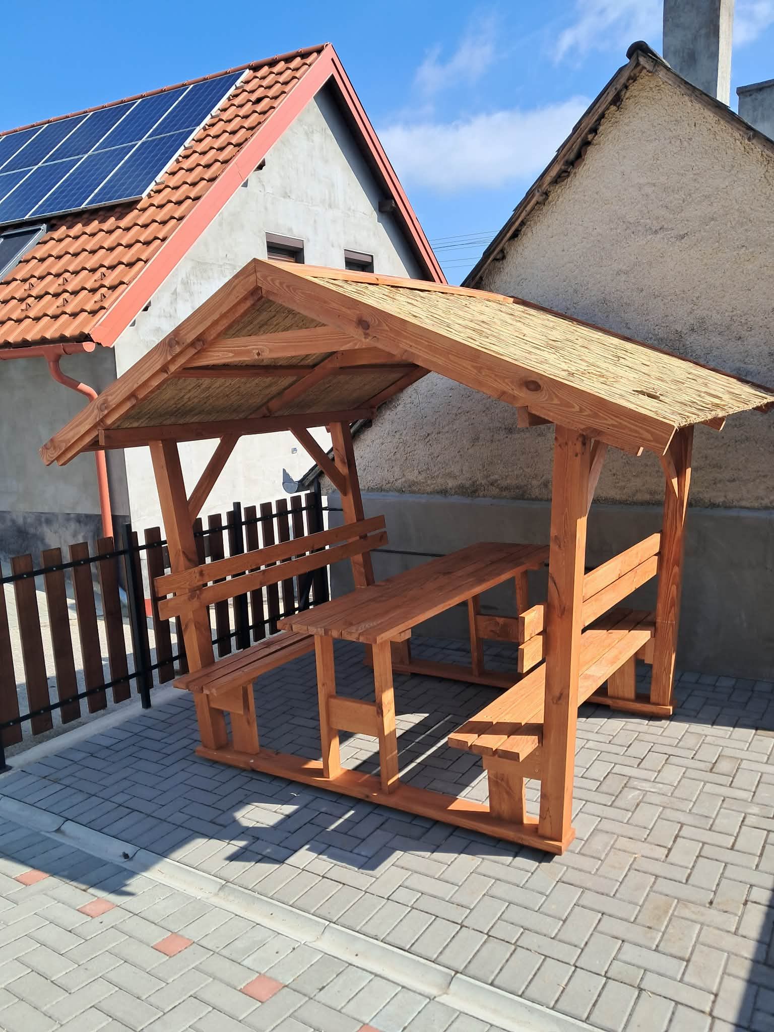 Nádtetős kiülő